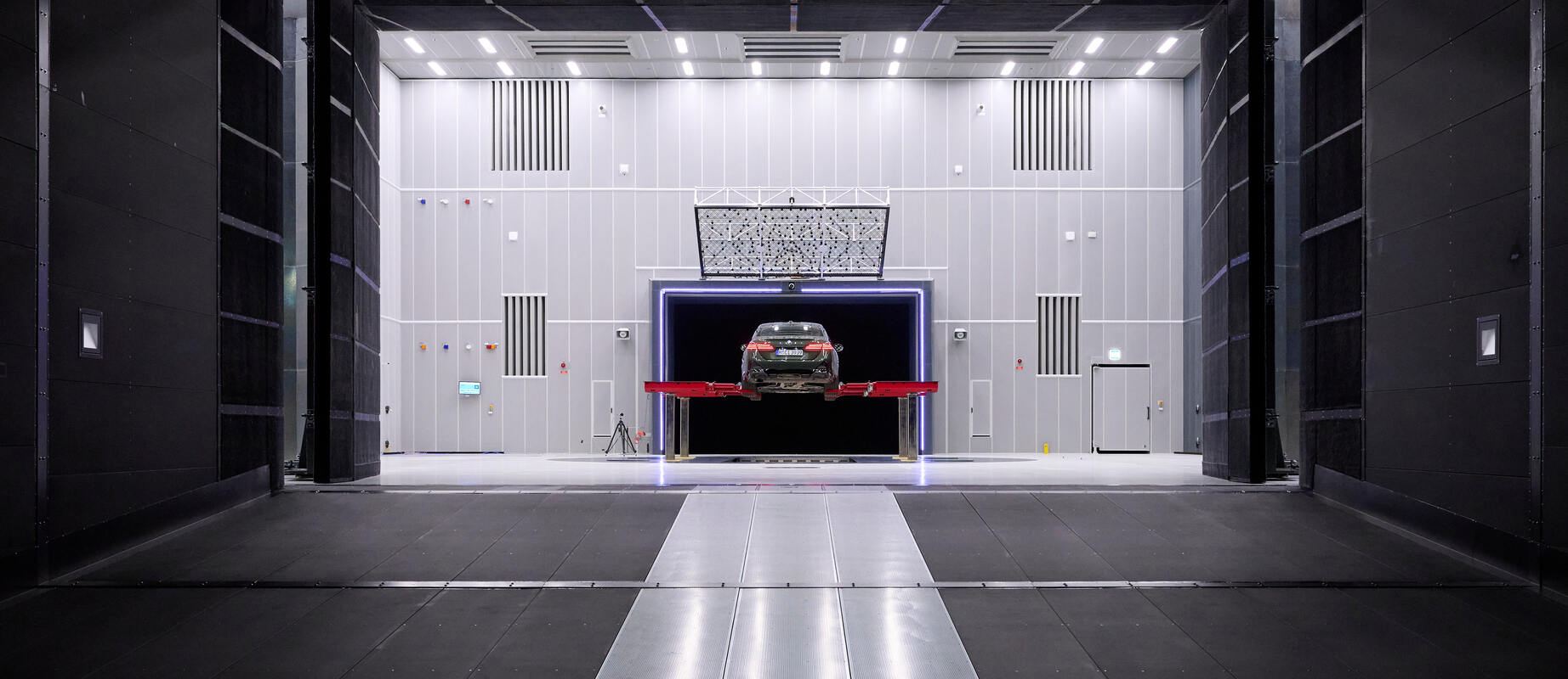 AIP liefert modularen Allrad-Rollenprüfstand für BMW Aeroakustik-Windkanal