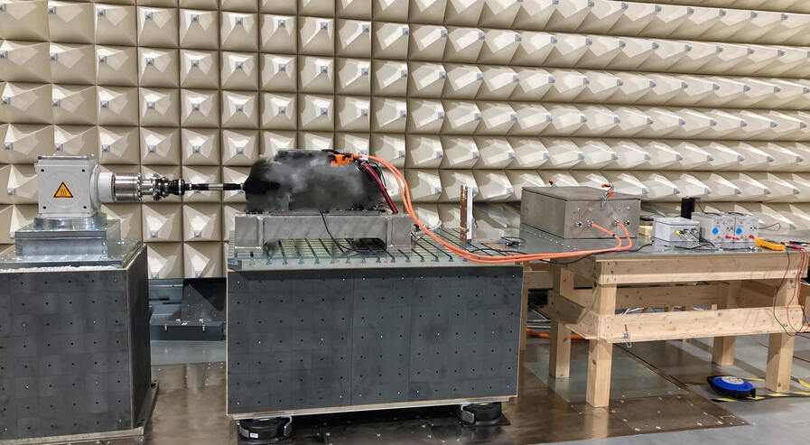 Vollelektrische Antriebssimulation direkt in der EMV-Kammer